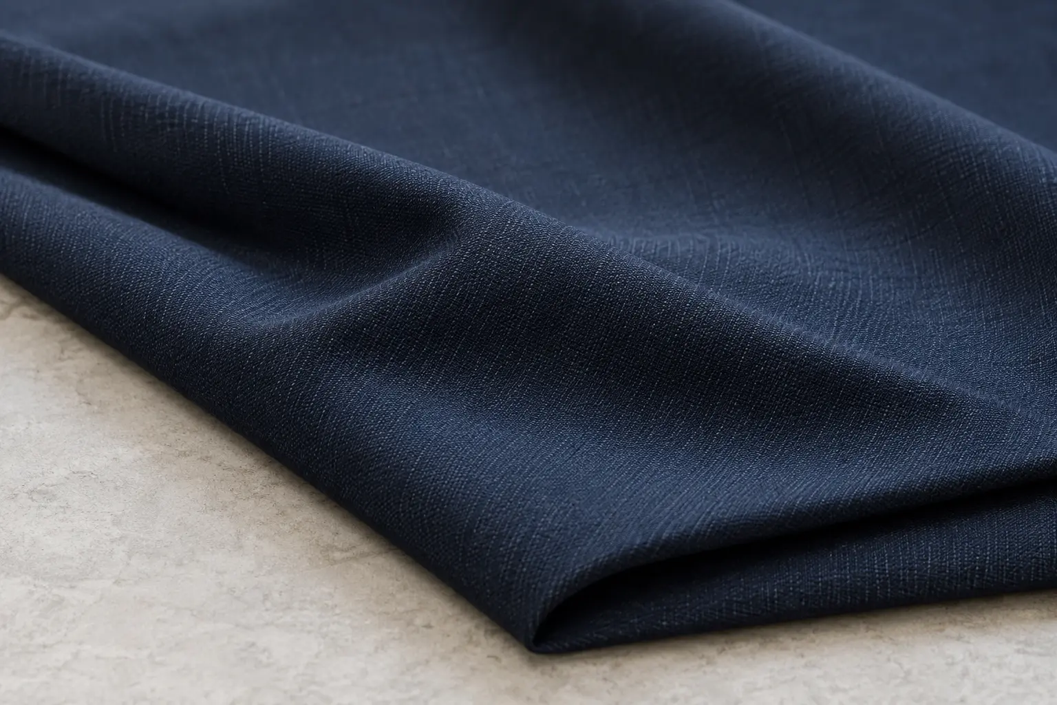 Nếp gấp mẫu vải suiting navy minh họa cho việc đối chiếu cấu trúc